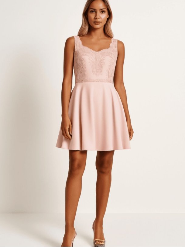 AMANDA Kort rosa kjole med blondeoverdel � elegant feststil fra Jollyyoung.dk