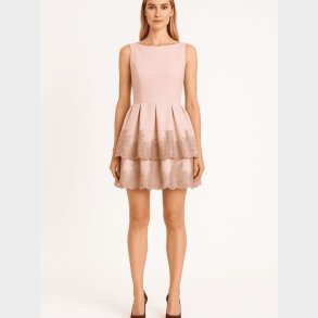 ANTAL Elegant rose kjole med lagdelt sk�rt og fine blondekanter