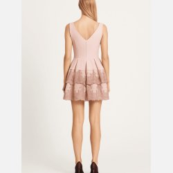 ANTAL Elegant rose kjole med lagdelt sk�rt og fine blondekanter