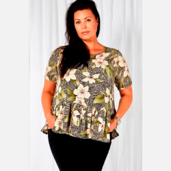 ALANA Plus size bluse i blomster print � feminin og let fra Jollyyoung.dk