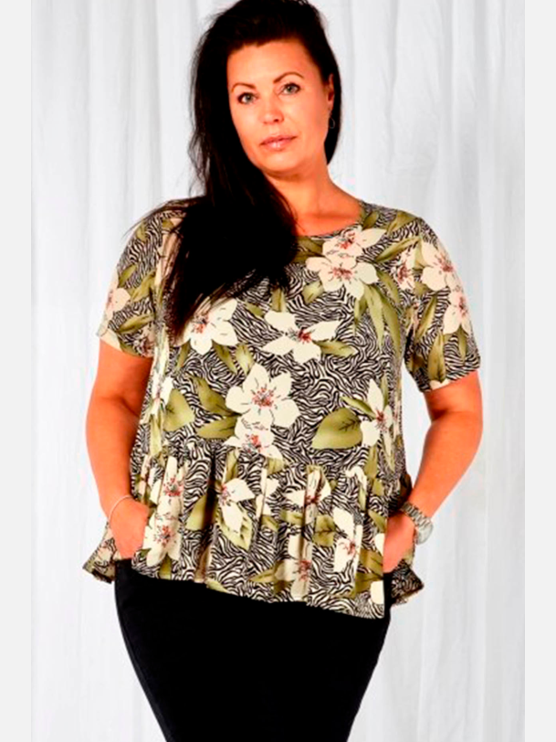 ALANA Plus size bluse i blomster print � feminin og let fra Jollyyoung.dk