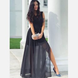 ALISSA Lang sort kjole med slids � elegant maxi kjole til fest