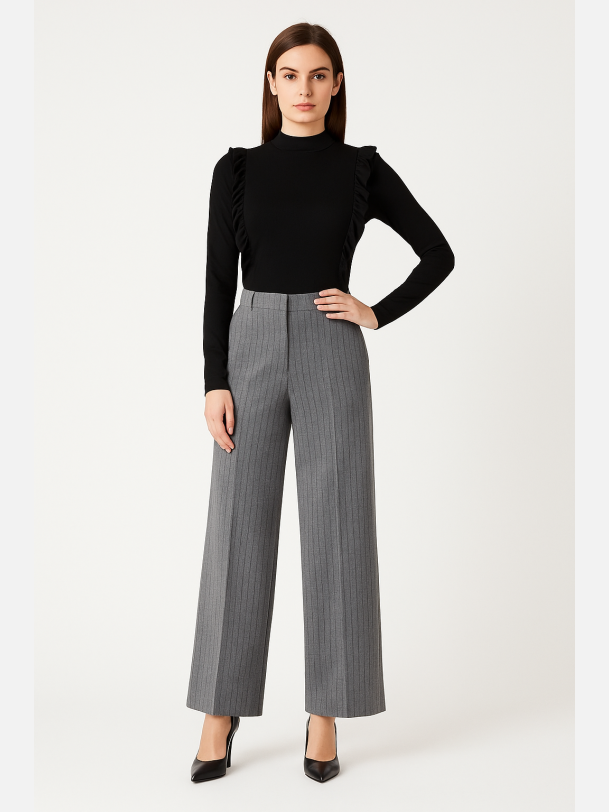 BINETTE Sort bluse med fl�se � klassisk elegance fra Jollyyoung.dk