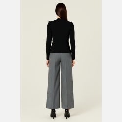 BINETTE Sort bluse med fl�se � klassisk elegance fra Jollyyoung.dk