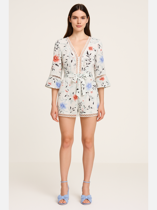CHIARA Lysebl� playsuit i blomsterprint � Elegant og sommerlig fra Jollyyoung.dk