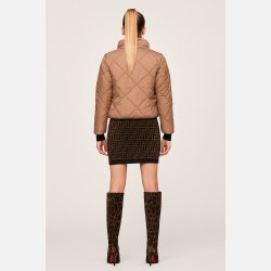 COMA Elegant brun vinterjakke med h�j krave og quiltet design