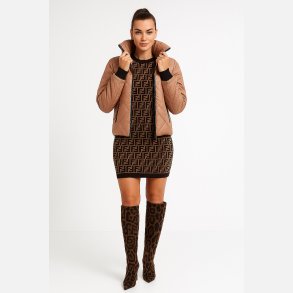 COMA Elegant brun vinterjakke med h�j krave og quiltet design