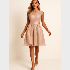 DIANA Romantisk kjole i nude blonde med sl�jfe i taljen