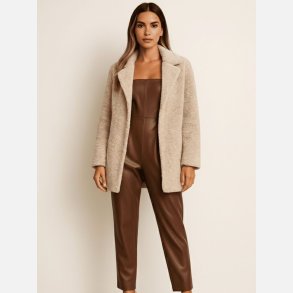 Diora kort jakke i bl�d imiteret pels i creme