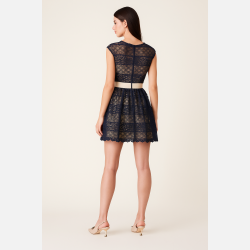 ESTERA Kort navybl� blondekjole med sl�jfe � Elegant fra Jollyyoung.dk