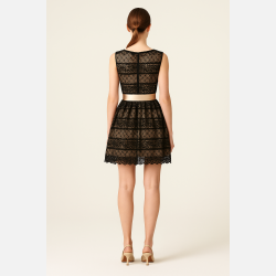 ESTERA Kort sort blondekjole med sl�jfe � Elegant fra Jollyyoung.dk