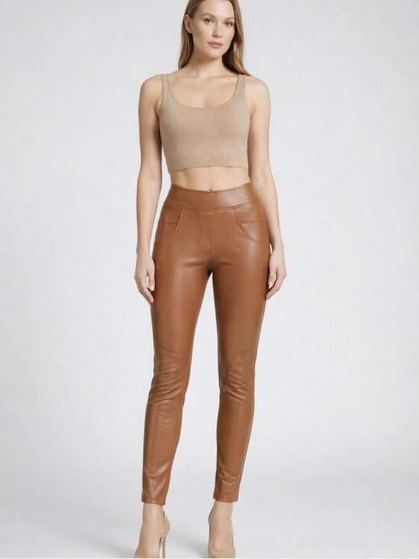 FREYA Pants � Elegant caramel brown push-up l�derlook bukser med stretch og bl�dt foer