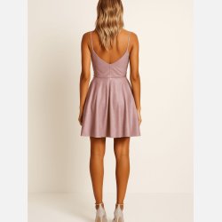 ILONA Elegant  kort glitrende kjole med V-udsk�ring og A-snit