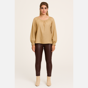 IVA Beige satin bluse i afslappet pasform � tidl�s elegance fra Jollyyoung.dk