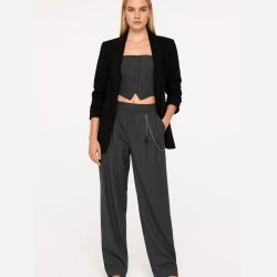 JOBIS klassisk blazer i sort farve med elegant snit