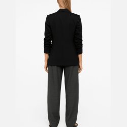 JOBIS klassisk blazer i sort farve med elegant snit