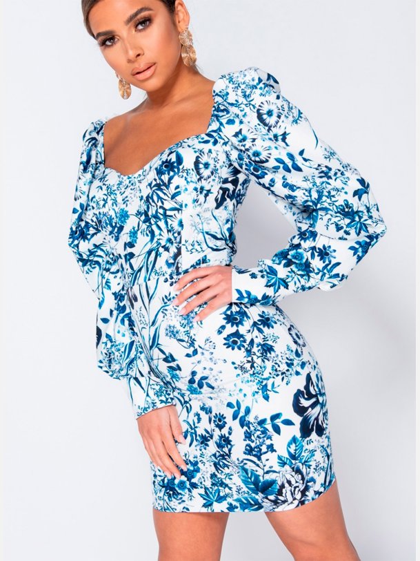 KITTY Kort hvid og bl� blomstret kjole med puf�rmer