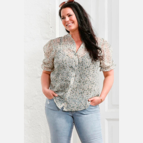 LILA Plus size skjorte i blomster print � romantisk og let fra Jollyyoung.dk