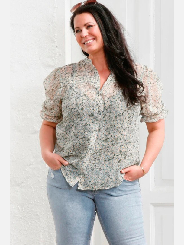 LILA Plus size skjorte i blomster print � romantisk og let fra Jollyyoung.dk