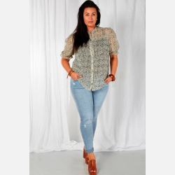 LILA Plus size skjorte i blomster print � romantisk og let fra Jollyyoung.dk