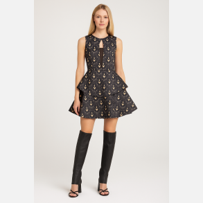 NEOMI Sort kjole med gyldent m�nster og peplumsk�rt