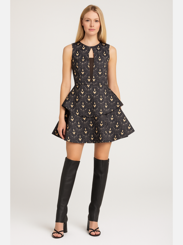 NEOMI Sort kjole med gyldent m�nster og peplumsk�rt