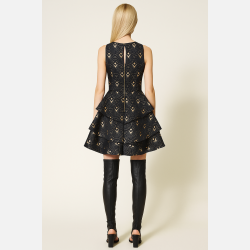 NEOMI Sort kjole med gyldent m�nster og peplumsk�rt