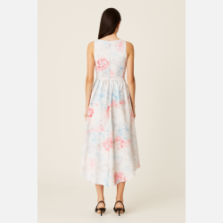 NIUTA Lang blomstret kjole med lukket ryg � romantisk elegance fra Jollyyoung.dk