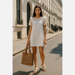 ORIANE Kort hvid kjole med blonde�rmer