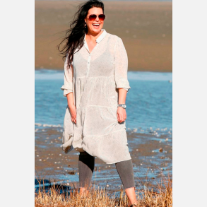 PRESLEY Plus size l�s skjortekjole i lys farve � luftig og feminin fra Jollyyoung.dk