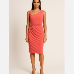 ROMA elegant asymmetrisk kjole i koralfarve � figursyet design med draperinger