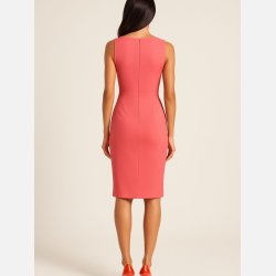 ROMA elegant asymmetrisk kjole i koralfarve � figursyet design med draperinger