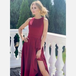 SONIA Lang kjole i bordeaux farve � elegant asymmetrisk festkjole med slids