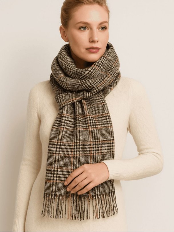 VALERIA elegant ternet t�rkl�de med bl�de frynser i varme nuancer