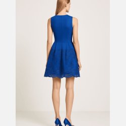 VIKTORIA Feminin kort bl� kjole med meshdetaljer og broderier