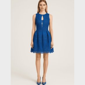 VIKTORIA Feminin kort bl� kjole med meshdetaljer og broderier