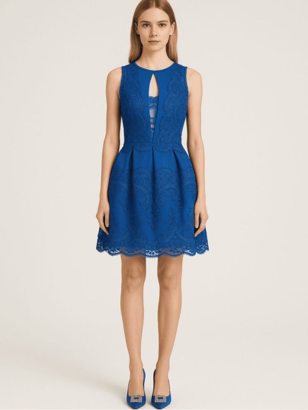 VIKTORIA Feminin kort bl� kjole med meshdetaljer og broderier