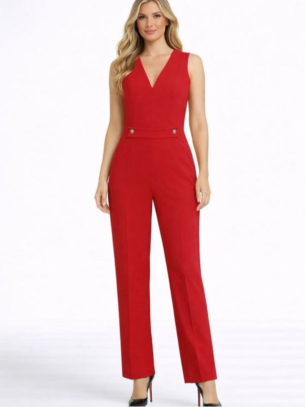 Elegant r�d Stina buksedragt med guldknapper og �ben ryg